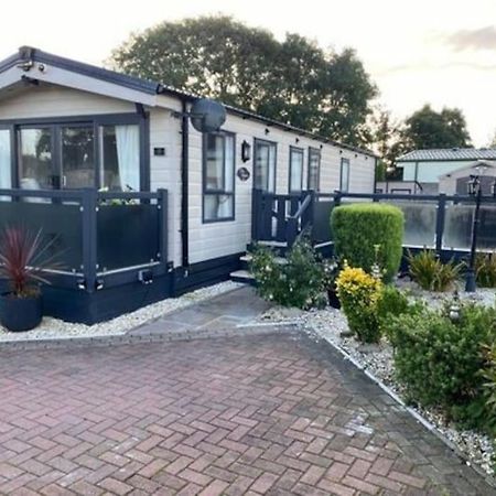 2 Bed, 2 Bath Lodge Style Caravan With Hot Tub & Private Garden At Patrington Haven Leisure Park Eksteriør billede