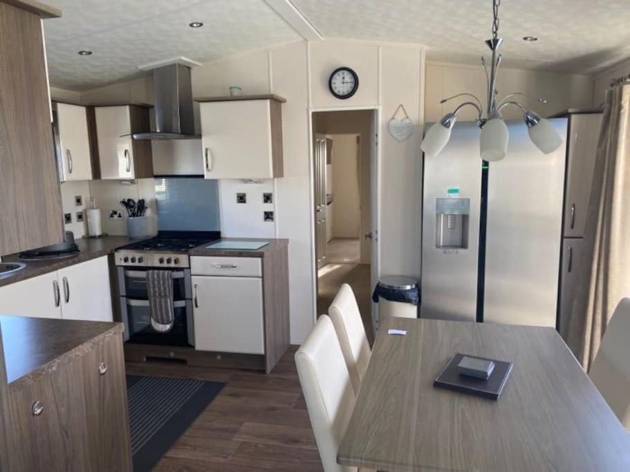 2 Bed, 2 Bath Lodge Style Caravan With Hot Tub & Private Garden At Patrington Haven Leisure Park Eksteriør billede