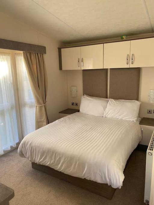 2 Bed, 2 Bath Lodge Style Caravan With Hot Tub & Private Garden At Patrington Haven Leisure Park Eksteriør billede