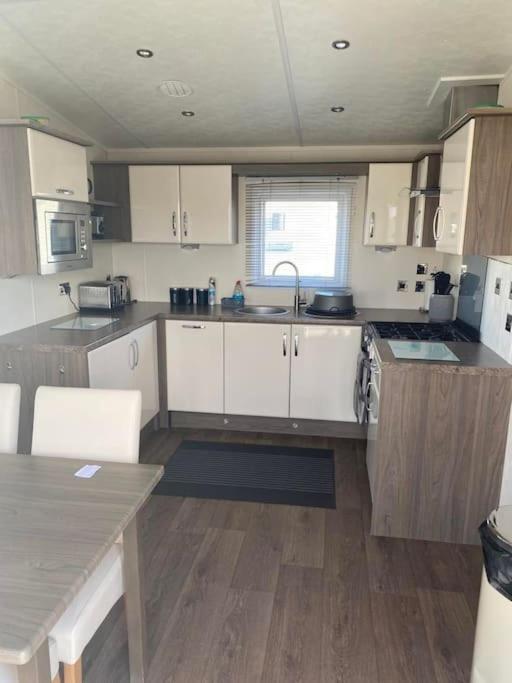 2 Bed, 2 Bath Lodge Style Caravan With Hot Tub & Private Garden At Patrington Haven Leisure Park Eksteriør billede