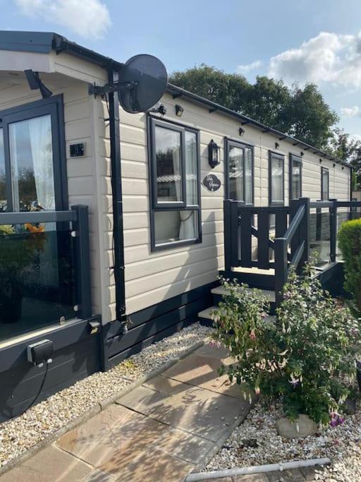 2 Bed, 2 Bath Lodge Style Caravan With Hot Tub & Private Garden At Patrington Haven Leisure Park Eksteriør billede