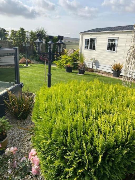 2 Bed, 2 Bath Lodge Style Caravan With Hot Tub & Private Garden At Patrington Haven Leisure Park Eksteriør billede