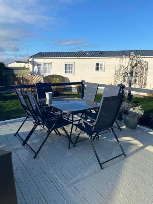 2 Bed, 2 Bath Lodge Style Caravan With Hot Tub & Private Garden At Patrington Haven Leisure Park Eksteriør billede