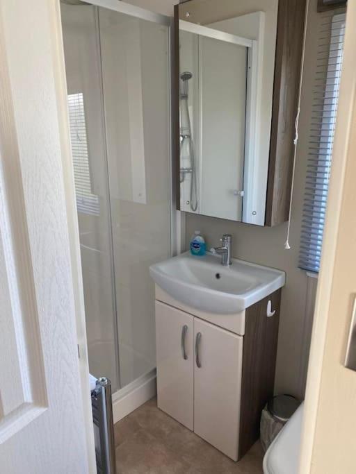 2 Bed, 2 Bath Lodge Style Caravan With Hot Tub & Private Garden At Patrington Haven Leisure Park Eksteriør billede