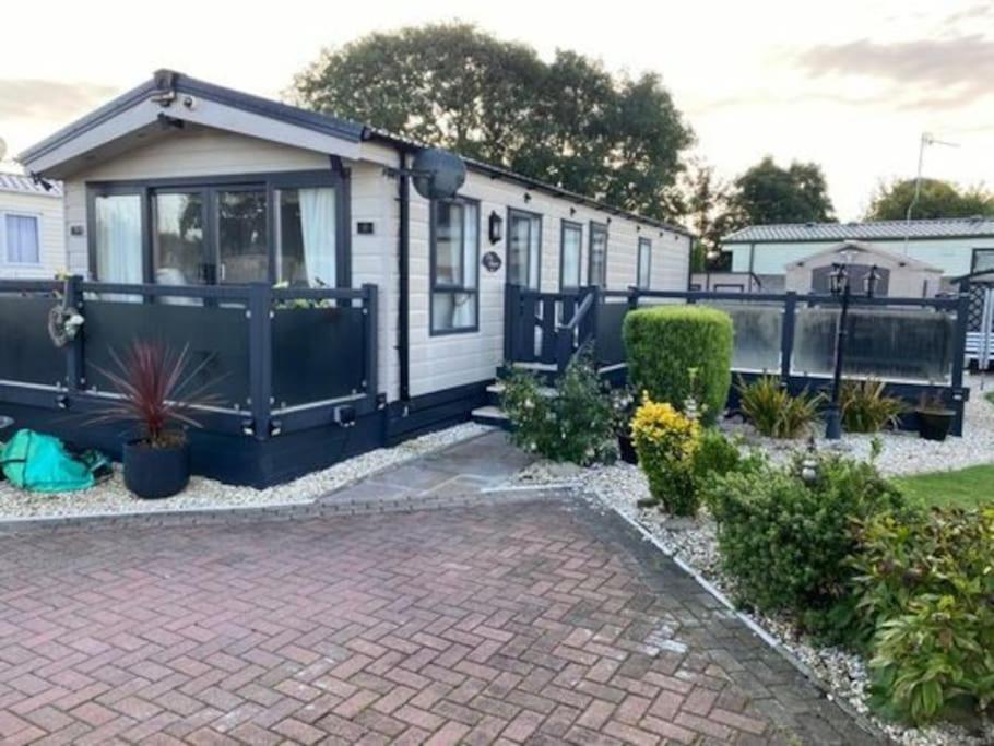 2 Bed, 2 Bath Lodge Style Caravan With Hot Tub & Private Garden At Patrington Haven Leisure Park Eksteriør billede